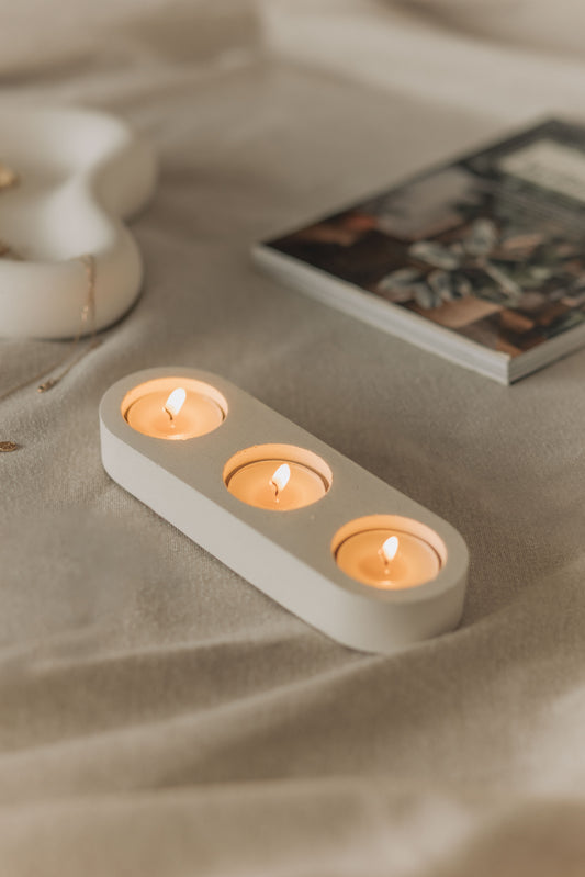 Suporte de 3 velas em cimento branco