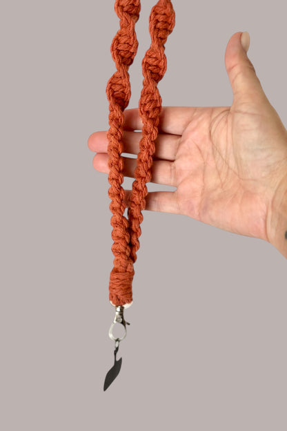 Fita em macramê para capa de telemóvel