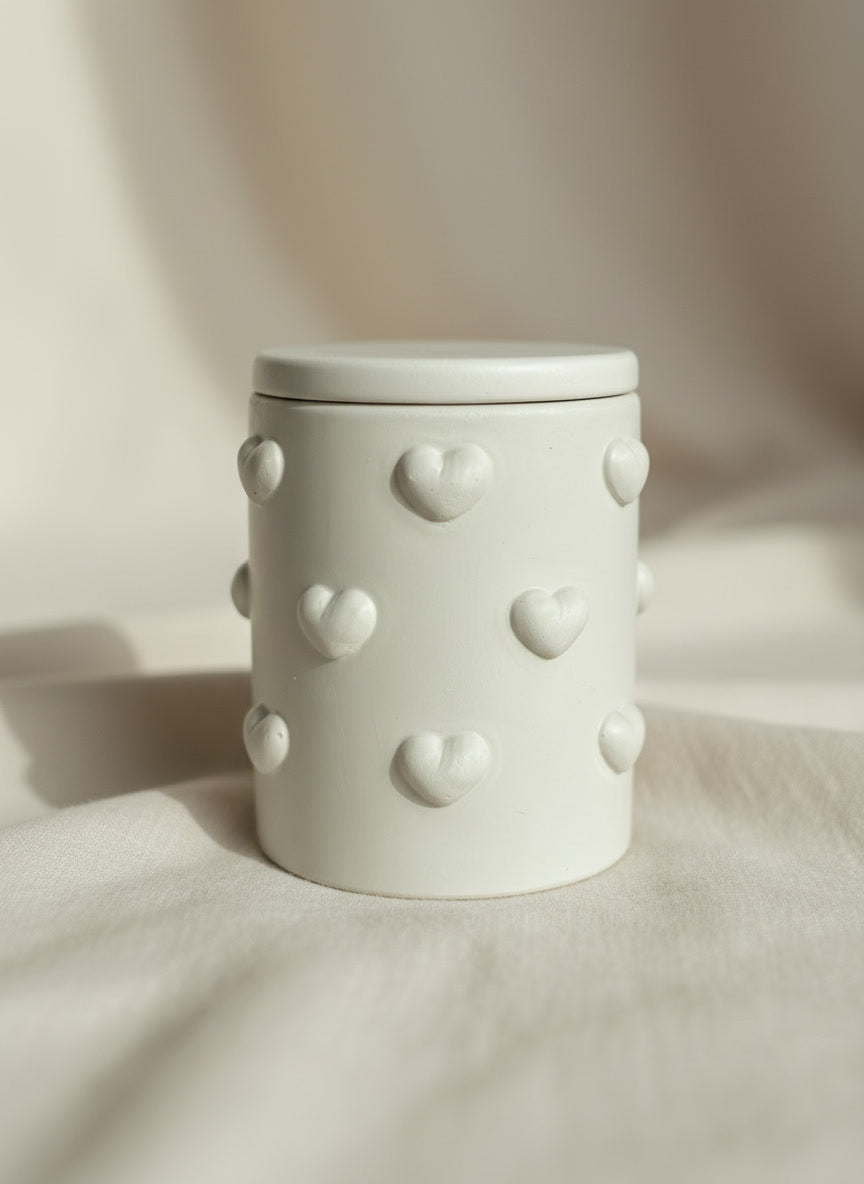 Copo decorativo com tampa "Corações"